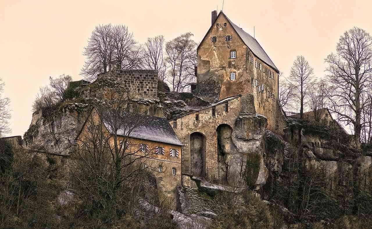 burgruinen-bergpfade-mittelalterliche-festungen-wanderziele